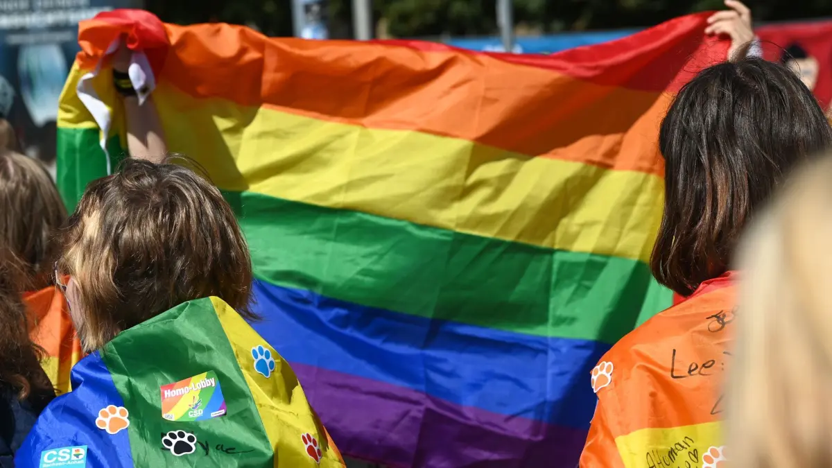 ARCHIV - 24.08.2024, Sachsen-Anhalt, Magdeburg: Teilnehmer gehen beim Christopher Street Day (CSD) mit Regenbogenfahnen durch die Innenstadt von Magdeburg. Zum CSD in Zeitz kamen Hunderte Menschen.
Regenbogen-Flaggen kommen häufig vor auf solchen Demos. (zu dpa: «CSD-Parade zieht mit 600 Personen durch Zeitz») Foto: Heiko Rebsch/dpa +++ dpa-Bildfunk +++