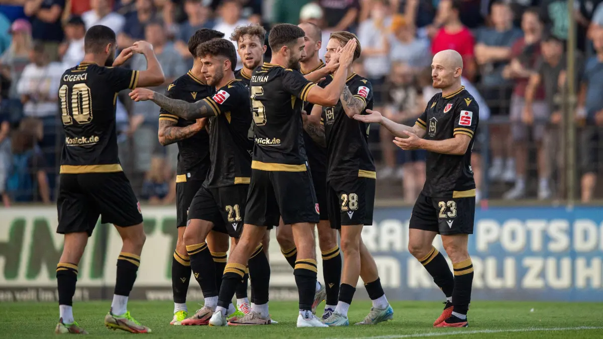 Landespokal Babelsberg 03 - Energie Cottbus 2024/25: Fussball, Herren, Saison 2024/2025, Landespokal Brandenburg (2. Runde), SV Babelsberg 03 - FC Energie Cottbus, v.l. Tolcay Cigerci (Energie Cottbus), Yannik Möker (Energie Cottbus), Tim Campulka (Energie Cottbus), Dominik Pelivan (Energie Cottbus), Niko Bretschneider (Energie Cottbus), Maximilian Krauß (Energie Cottbus), Jubel nach Tor zum 1:3, 06.09. 2024, Foto: Sebastian Räppold / Matthias Koch