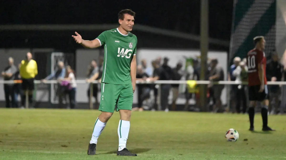 Fussball : Waldsieversdorf, Fussball Brandenburg-Pokal, FC Concordia Buckow/Waldsieversdorf - Union Fürstenwalde, Mietze Christian Mlynarczyk kann sich über 3 Tore freuen
FOTO BENK 06.09.2024