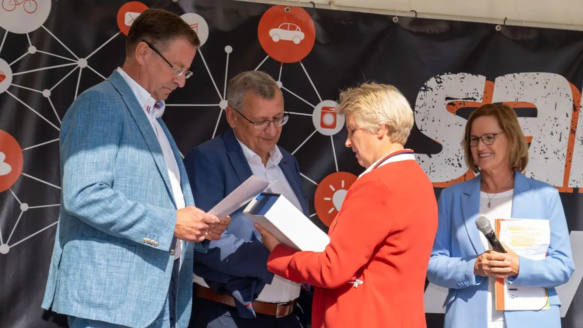 Inkontakt: Schwedt, 07.09..2024: Am Samstag eröffnete die Wirtschaftsmesse Inkontakt.
Landrätin Karina Dörk zeichnet Herbert Deniffel und Jürgen Stephani von der Uckermärker Milch Gmbh mit dem Unternehmerpreis aus.