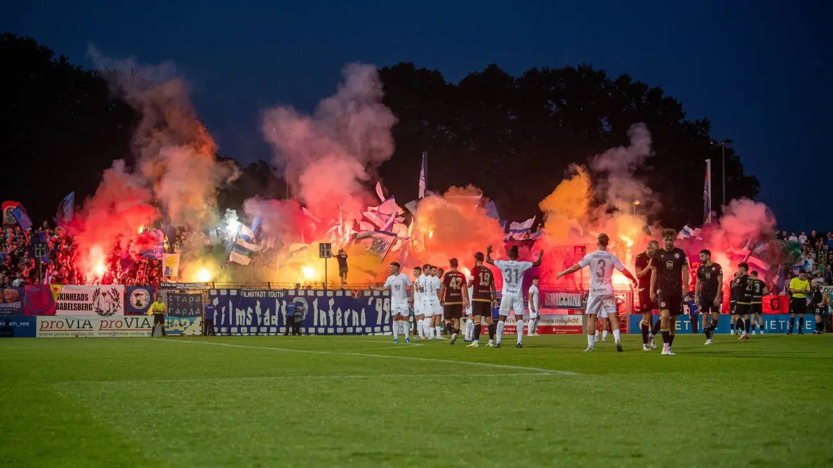 Fussball, Herren, Saison 2024/2025, Landespokal Brandenburg (2. Runde), SV Babelsberg 03 - FC Energie Cottbus, Fans von : Fussball, Herren, Saison 2024/2025, Landespokal Brandenburg 2. Runde, SV Babelsberg 03 - FC Energie Cottbus, Fans von Babelsberg z?nden Pyrotechnik, 06.09. 2024, *** Soccer, Men, Season 2024 2025, Brandenburg State Cup 2nd round, SV Babelsberg 03 FC Energie Cottbus, Babelsberg fans set off pyrotechnics, 06 09 2024, Copyright: xSebastianxR?ppold/MatthiasxKochx
