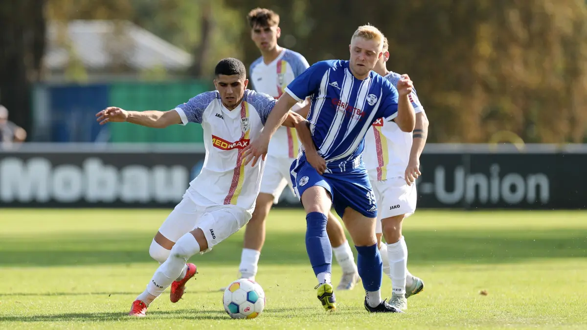 Bernau, 07.09.24, Landespokal, 2. Runde: FSV Bernau - MSV Neuruppin 1:5 : Bernau, 07.09.24, Landespokal, 2. Runde: FSV Bernau - MSV Neuruppin 1:5, Justin Möbius (rechts) gegen Neuruppins Petro Dolhov