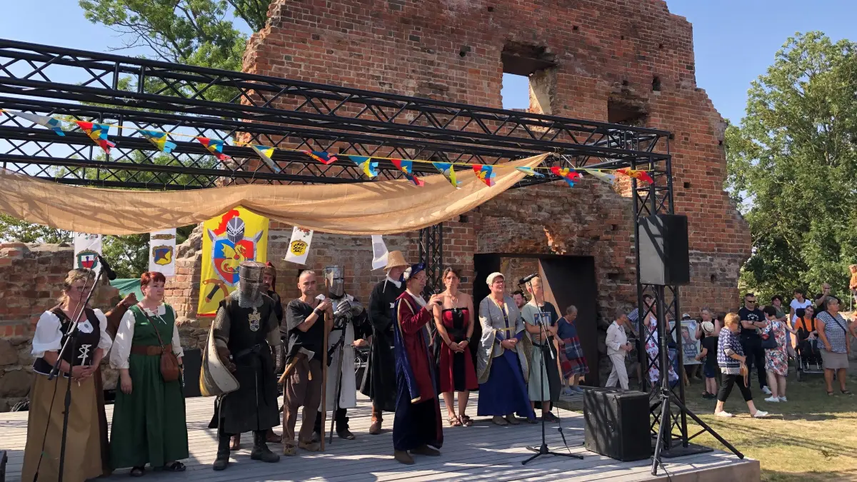 Burgfest in Greiffenberg bei Angermünde. Zum ersten Mal seit über 300 Jahren ist wieder Leben auf dem mühsam sanierten Burghof. Die Birg soll ein neuer Ort der Kultur, Geschichte und Feste werden.