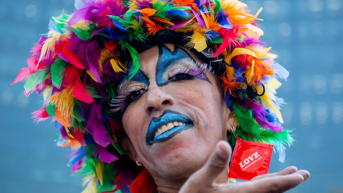 Ein transsexueller Mensch mit bunter Perücke zeigt seine Kondom-Ohrrige bei einer Kampagne unter dem Titel «Kondome sind sexy» am Tag des Kondoms. Die Stiftung Aids Healthcare Foundation (AHF) verteilte Kondome an Passanten, um für ihre Anwendung zu werben. In vielen Ländern wird der Tag des Kondoms am 13.02. gefeiert - kurz vor dem Valentinstag. +++ dpa-Bildfunk +++