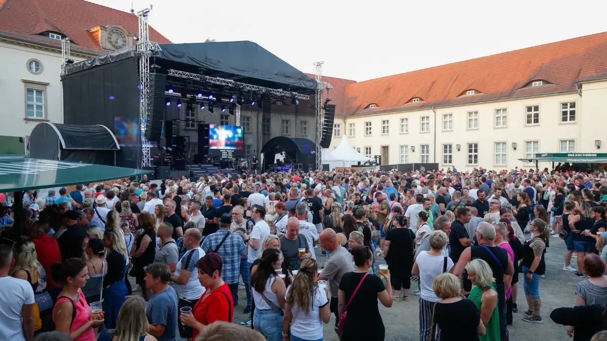 Sänger Matthias Reim am 7. September 2024 am Schloss Oranienburg Konzert, ausverkauft, Fans und "Vedammt ich lieb dich", Foto: Karsten Schirmer