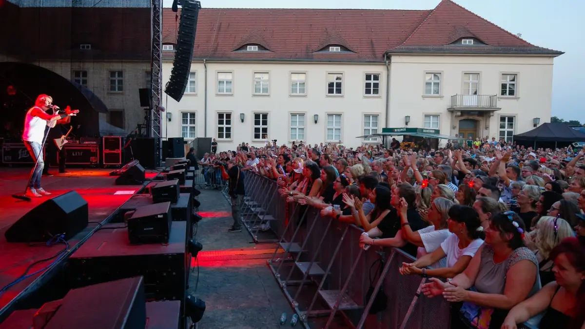 Sänger Matthias Reim am 7. September 2024 am Schloss Oranienburg Konzert, ausverkauft, Fans und "Vedammt ich lieb dich", Foto: Karsten Schirmer
