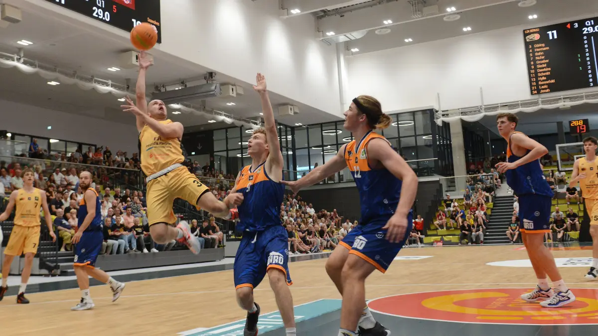 Erstes Basketballspiel von LOK Bernau in der neuen S-Arena Bernau-Testspiel LOK Bernau ( gelbe Hemden ) gegen Seawolves Academy Rostock . am 07.09.2024