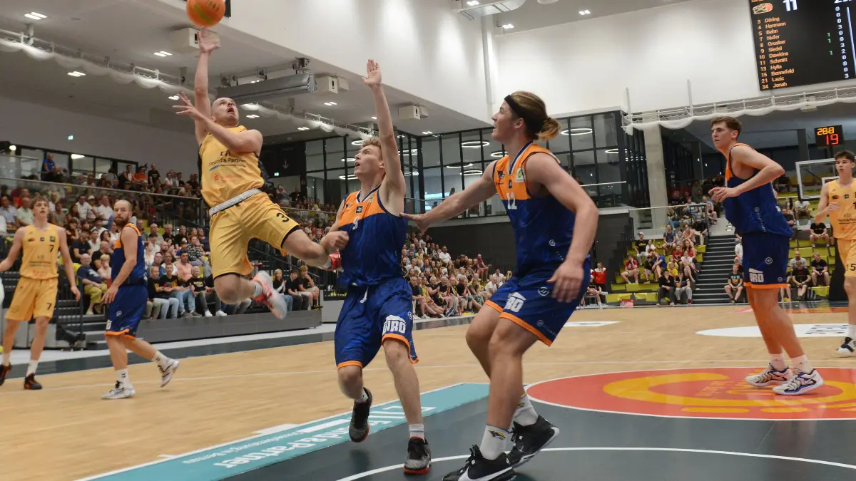 Erstes Basketballspiel von LOK Bernau in der neuen S-Arena Bernau-Testspiel LOK Bernau ( gelbe Hemden ) gegen Seawolves Academy Rostock . am 07.09.2024