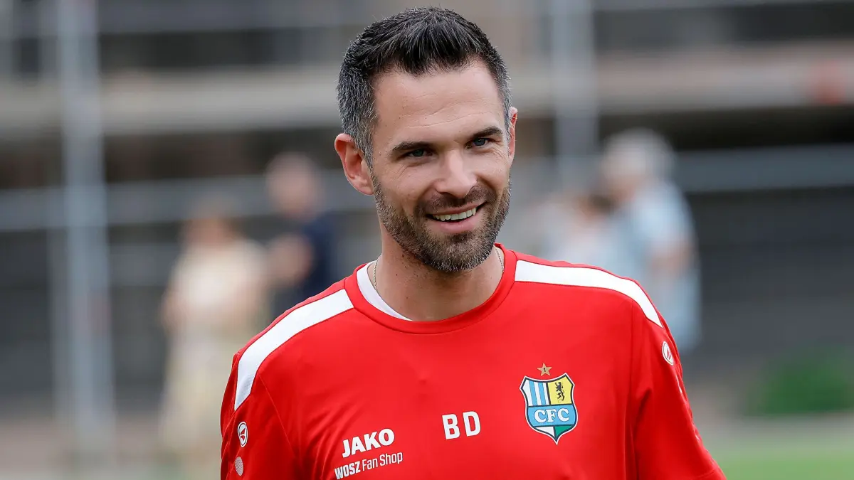 Training mit neuem Trainer 08.09.2024, Chemnitz, Sportforum, Fussball, Regionalliga Nordost, CFC, Training Der neue Chef: Training mit neuem Trainer 08.09.2024, Chemnitz, Sportforum, Fussball, Regionalliga Nordost, CFC, Training Der neue Cheftrainer Benjamin Duda leitet zum ersten Mal das Mannschaftstraining. Cheftrainer Benjamin Duda Chemnitz Sachsen BRD *** Training with new coach 08 09 2024, Chemnitz, Sportforum, Sport, Football, Regionalliga Nordost, CFC, Training The new head coach Benjamin Duda leads the team training for the first time Head coach Benjamin Duda Chemnitz Saxony BRD