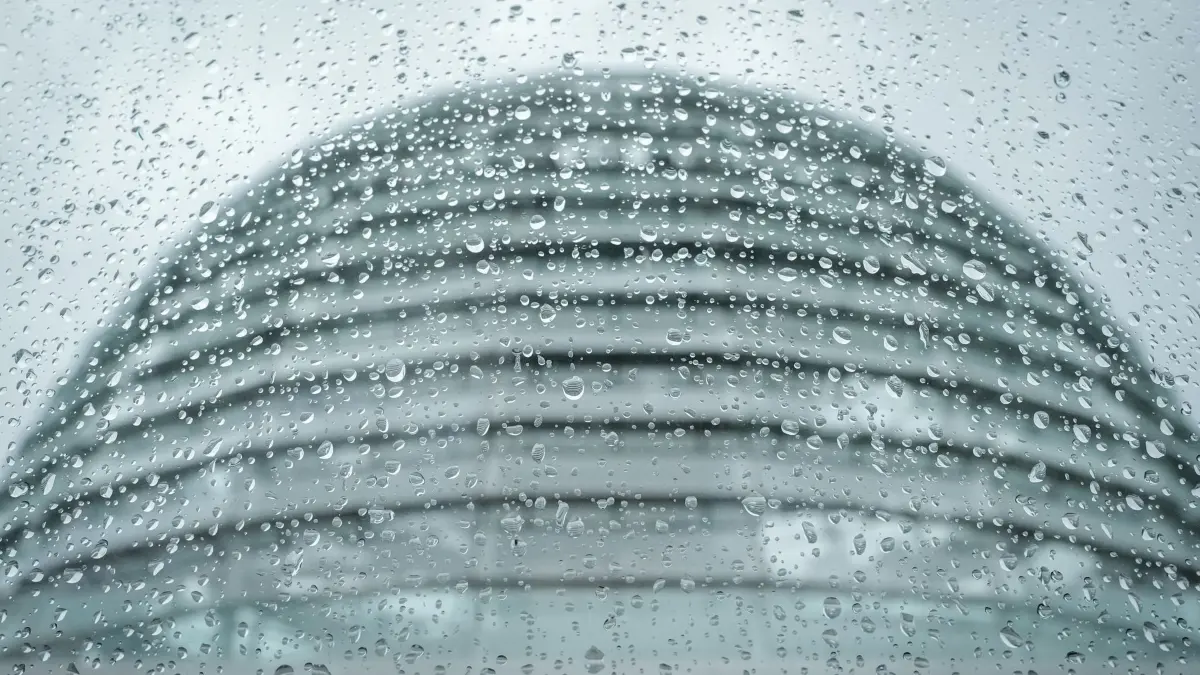 Reichstagskuppel im Regen: 09.09.2024, Berlin: Die Reichstagskuppel ist zu Beginn der Haushaltswoche im Bundestag hinter Regentropfen zu sehen. Foto: Kay Nietfeld/dpa +++ dpa-Bildfunk +++