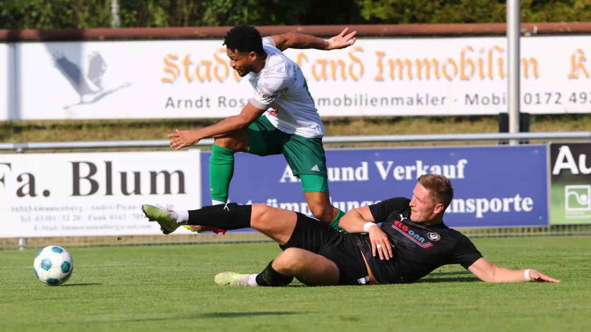 Schwer geforderte Defensive: TuS Sachsenhausen bekommt von Lübben drei Tore eingeschänkt und beklagt den nächsten Verletzten. Martin Pilz (in Schwarz) wird wohl andere Nebenspieler bekommen.