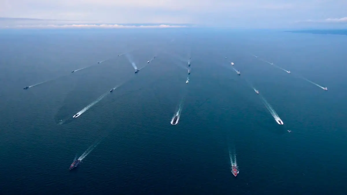 Militärübungen in Russland: HANDOUT - 10.09.2024, Russland, Wladiwostok: Auf diesem Foto aus einem Video, das vom Pressedienst des russischen Verteidigungsministeriums am Dienstag, den 10. September 2024, veröffentlicht wurde, fahren Kriegsschiffe der russischen Pazifikflotte während der strategischen Kommando- und Stabsübungen Ocean-2024. Foto: Russisches Verteidigungsministerium/AP/dpa - ACHTUNG: Nur zur redaktionellen Verwendung und nur mit vollständiger Nennung des vorstehenden Credits +++ dpa-Bildfunk +++