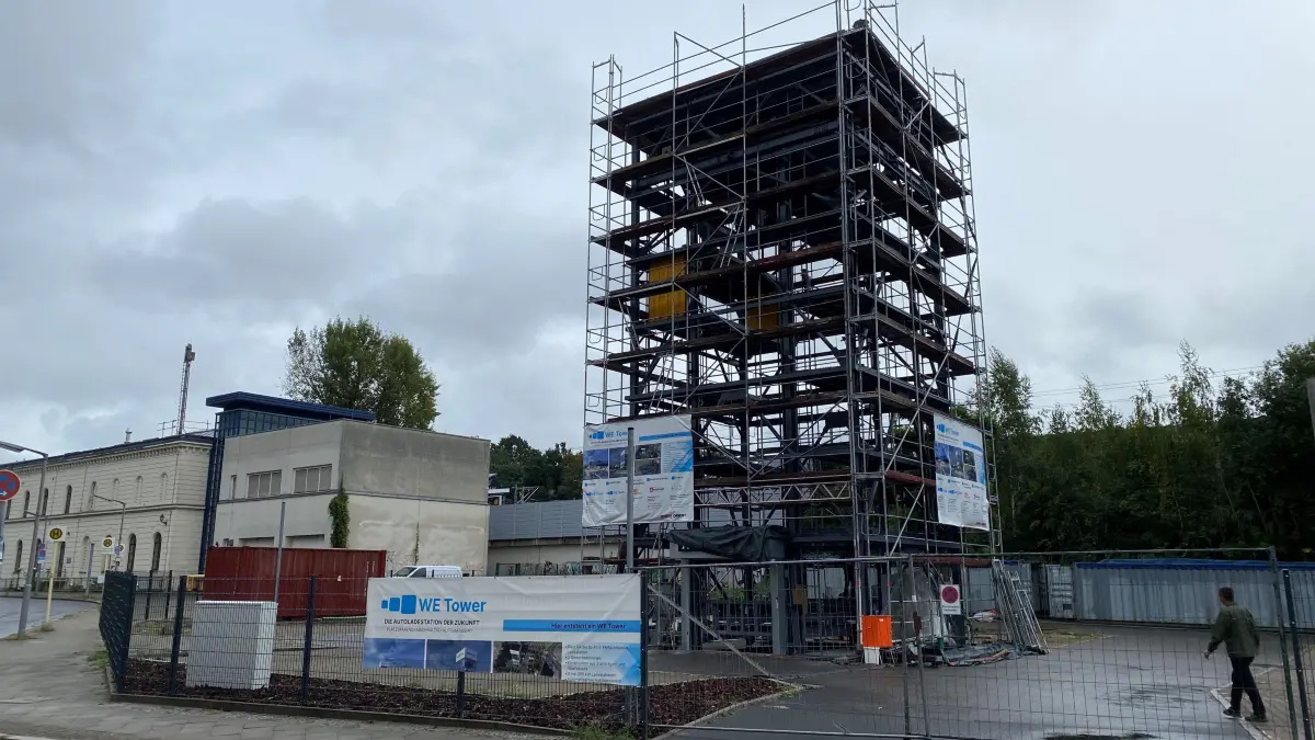 Parkhaus am S-Bahnhof Stresow, We-Tower, 10 Ladeplätze für Elektrofahrzeuge, 30 normale kostenpflichtige Parkplätze, an der Straße Freiheit nahe der Altstadt Spandau