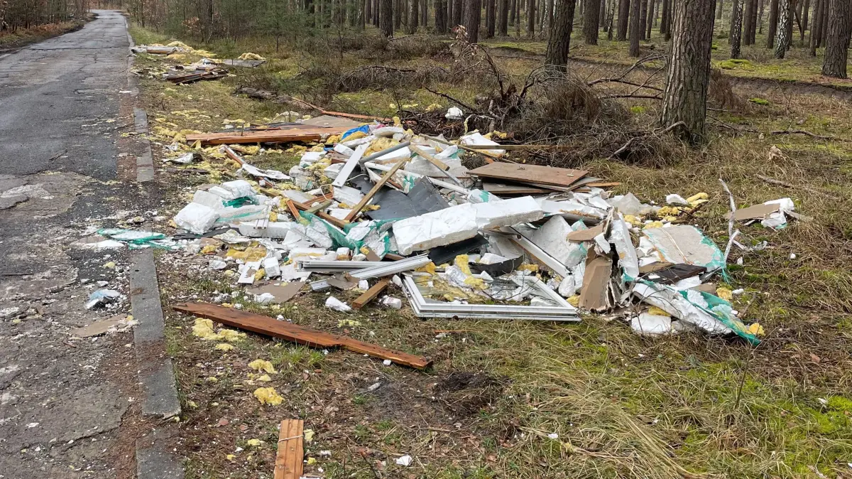 Illegal abgelagerter Bauschutt an einer Waldstraße, der immer häufiger in der Region Königs Wusterhausen abgelagert wird.