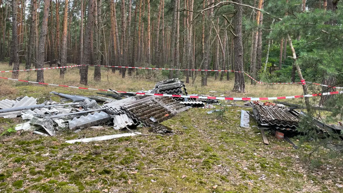 Einfach im Wald entsorgt: Asbesthaltige Wellplattendächer sind in den Wäldern bei Königs Wusterhausen keine Seltenheit. Die Menge zeigt, dass es sich hier nicht unbedingt um Privatmüll handeln muss.