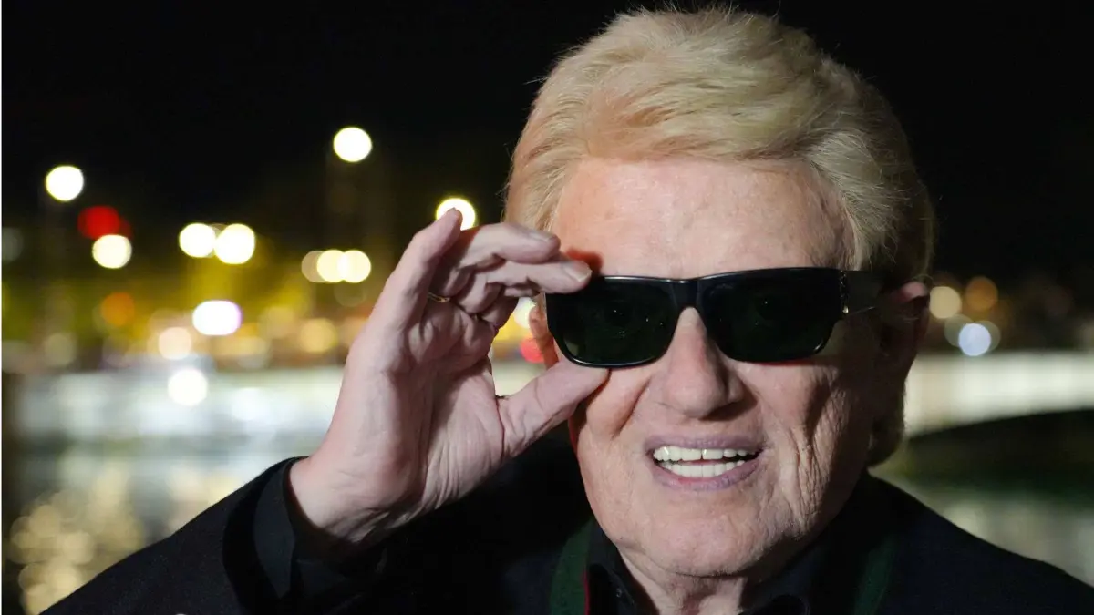 Datum: 12.10.2023 / Ort: Zuerich Schlagersaenger Heino Heinz Georg Kramm im Oktober 2023 am Rande eines Auftritts in Zuerich Schweiz. Heino bei Konzert in Zuerich *** Date 12 10 2023 Place Zuerich Schlagersaenger Heino Heinz Georg Kramm in October 2023 at the edge of a performance in Zuerich Switzerland Heino at concert in Zuerich xBENEDICT BARTSCHx