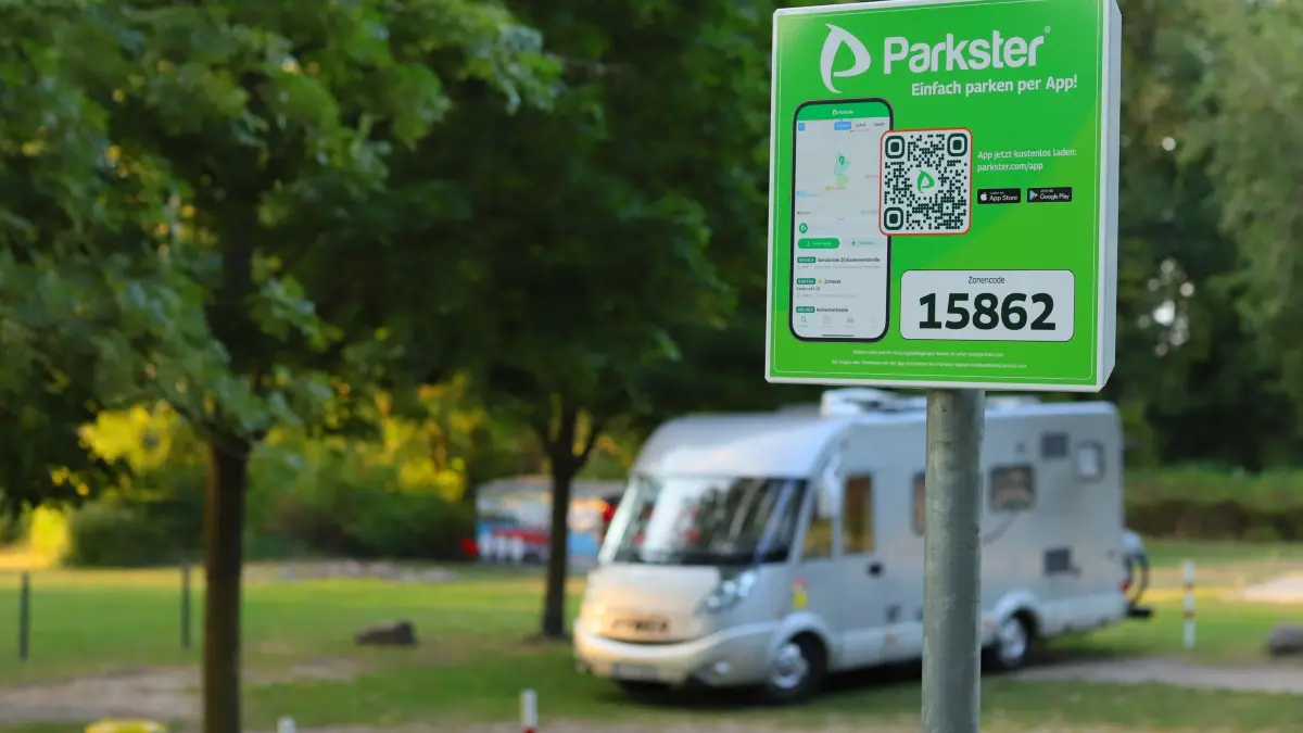 Seit Kurzem stehen in Diensdorf-Radlow am Stellplatz für Wohnmobile diese Schilder. Wer dort parkt, zahlt digital per App.