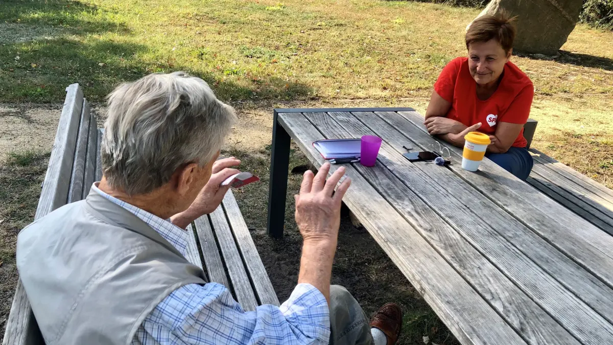 Gespräche auf dem Dorfanger: Die SPD-Landtagskandidatin Annett Klingsporn diskutiert mit Gerhard Zweriche aus der Siedlung am Rahmersee über die politische Lage.