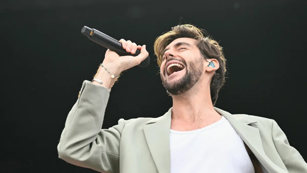 Glücksgefühle-Festival: 13.09.2024, Baden-Württemberg, Hockenheim: Der Musiker Alvaro Soler tritt beim Glücksgefühle-Festival auf dem Hockenheimring auf. Foto: Uwe Anspach/dpa +++ dpa-Bildfunk +++