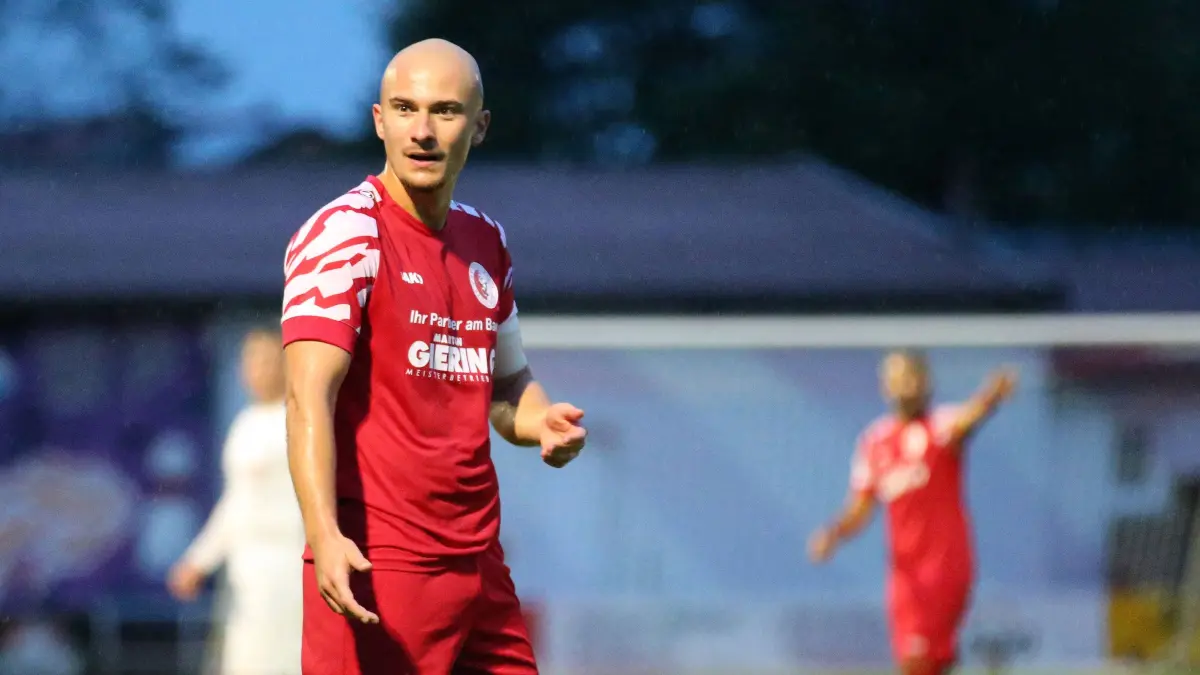 Fussball : Seelow, Fussball Landesliga Süd, Victoria Seelow - Eintracht Peitz, etwas Klärungsbedarf bei SF Till Schubert
FOTO BENK 13.09.2024