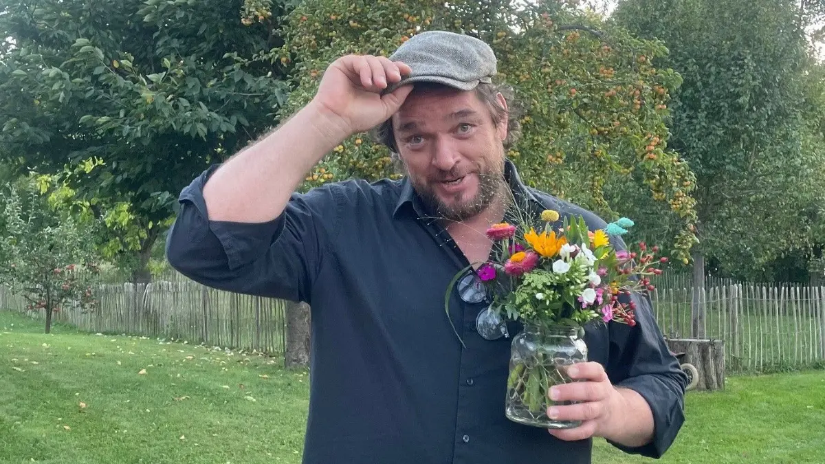 Glücklich auf dem Festival Film ohne Grenzen in Bad Saarow: Schauspieler und Schirmherr Ronald Zehrfeld beim Empfang auf dem Eibenhof.