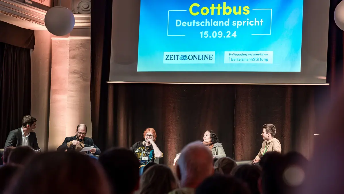 Deutschland spricht: Teilnehmer sitzen auf der Bühne bei der Gesprächsrunde «Deutschland spricht». ZEIT ONLINE lädt ins Alte Stadthaus in Cottbus ein, um mit Menschen vor Ort über die Frage zu diskutieren, was unsere Gesellschaft zusammenhält.