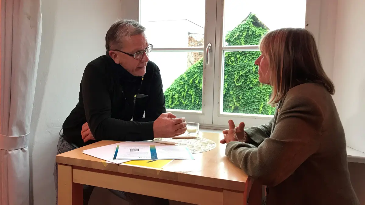 Irene Knöchel-Schiffer (72) aus Trebatsch und Thomas Buchardt (62), der in der Nähe von Cottbus lebt, diskutieren zur Migrationspolitik.