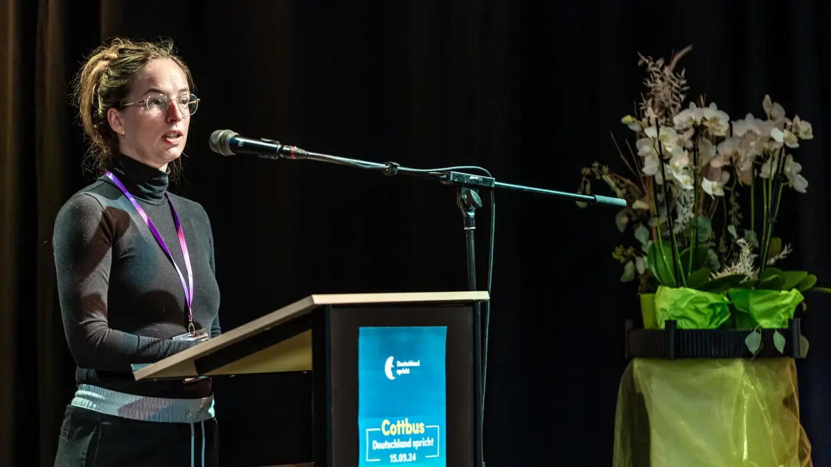 Deutschland spricht: Franziska Benack, Schauspieldirektorin am Staatstheater Cottbus, spricht auf der Bühne bei der Gesprächsrunde «Deutschland spricht». ZEIT ONLINE lädt ins Alte Stadthaus in Cottbus ein, um mit Menschen vor Ort über die Frage zu diskutieren, was unsere Gesellschaft zusammenhält.