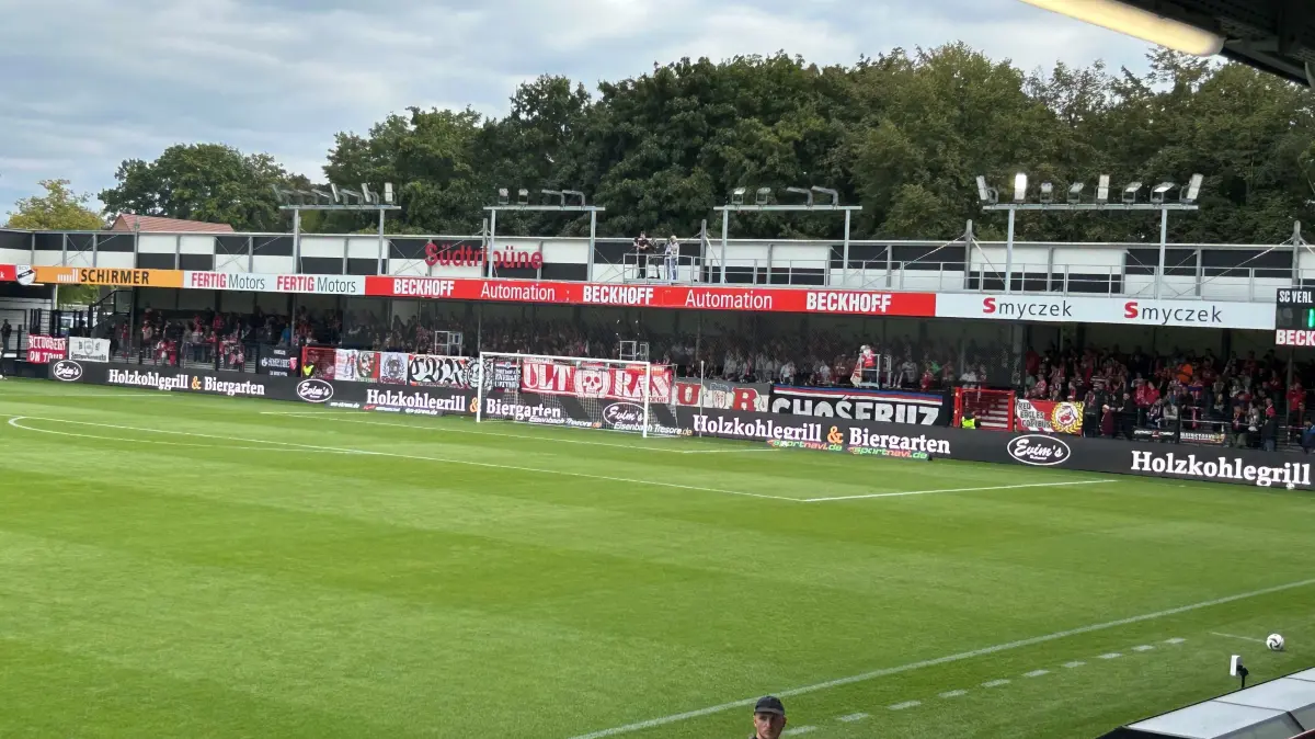 Fans von Energie Cottbus beim Auswärtsspiel gegen den SC Verl in der 3. Liga