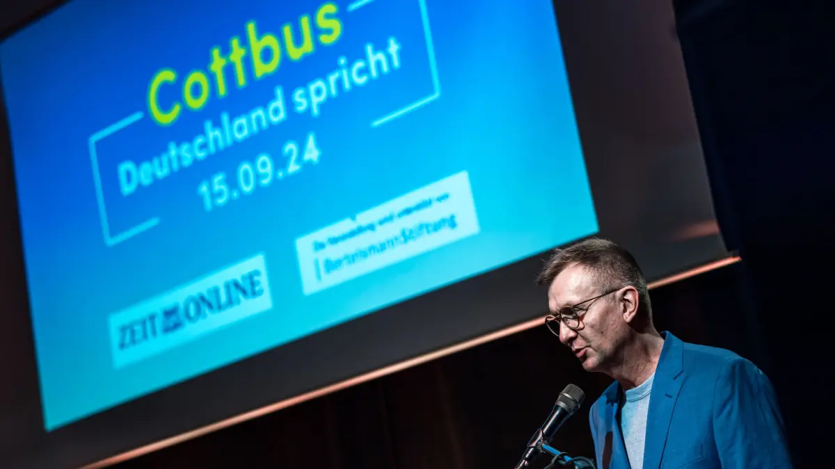Deutschland spricht: Jochen Wegner, Chefredakteur ZEIT ONLINE, eröffnet die Gesprächsrunde «Deutschland spricht». ZEIT ONLINE lädt ins Alte Stadthaus in Cottbus ein, um mit Menschen vor Ort über die Frage zu diskutieren, was unsere Gesellschaft zusammenhält.