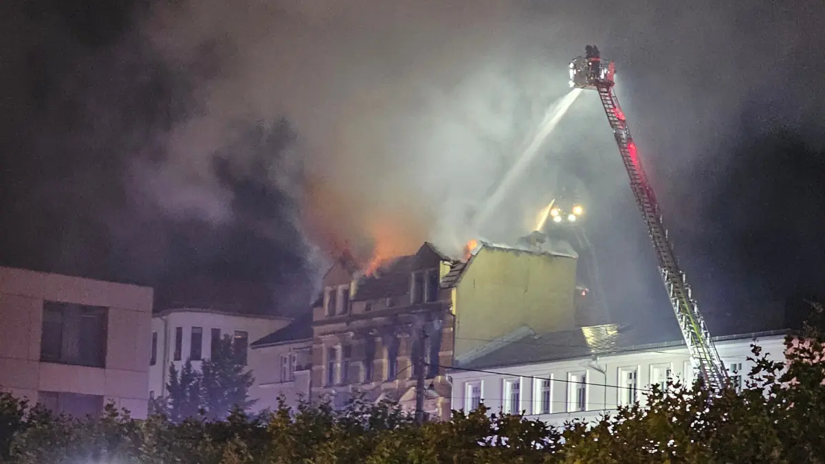 An der Friedrich-Ebert-Straße steht am Morgen des 15. September 2024 ein historisches Gebäude in Flammen. Der Vollbrand hat das ganze Gebäude erfasst und auch auf ein Nachbarhaus übergegriffen.