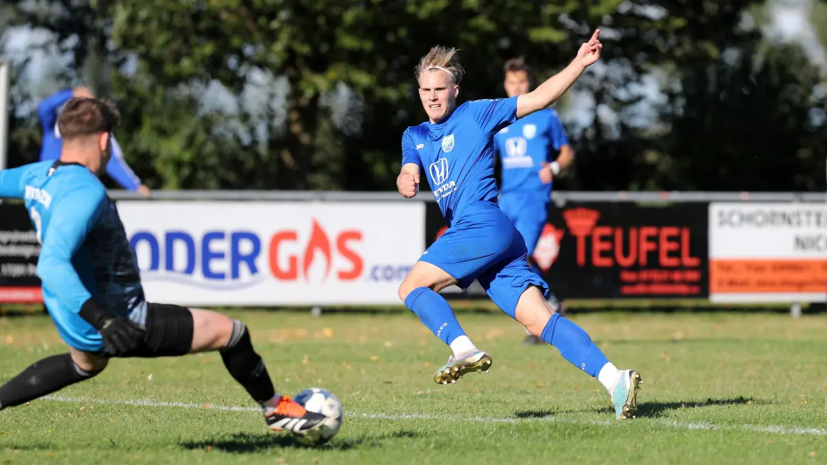 LK 3. ST VfB Gramzow - Eintracht Wandlitz : Gramzow, 14.09.24, LK 3. ST VfB Gramzow - Eintracht Wandlitz, Roman Schmidt (rechts) gegen Gramzows Keeper Tobias Porath