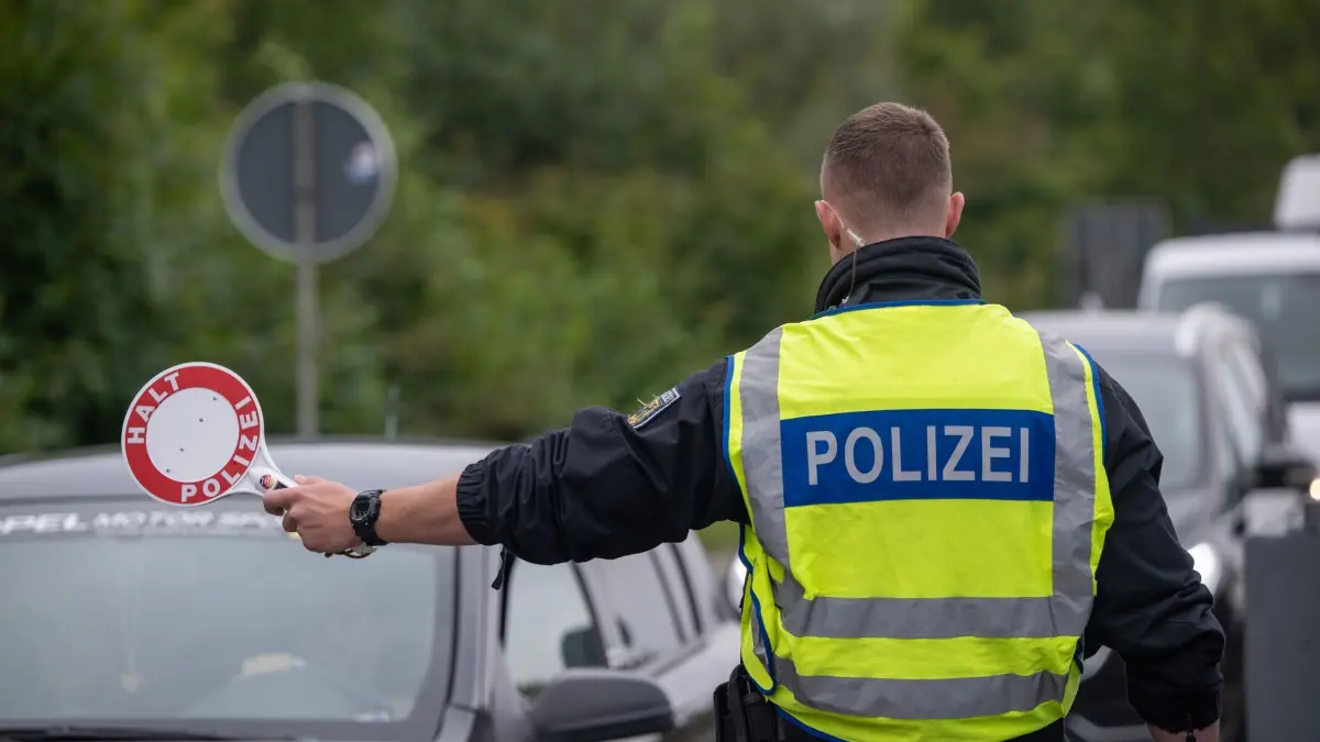 Grenzkontrollen in Deutschland - Rheinland-Pfalz: 16.09.2024, Rheinland-Pfalz, Trier: Polizisten halten kontrollieren Fahrzeuge auf der A64 bei Trier zu Beginn der Grenzkontrollen an allen deutschen Landesgrenzen. Foto: Harald Tittel/dpa +++ dpa-Bildfunk +++