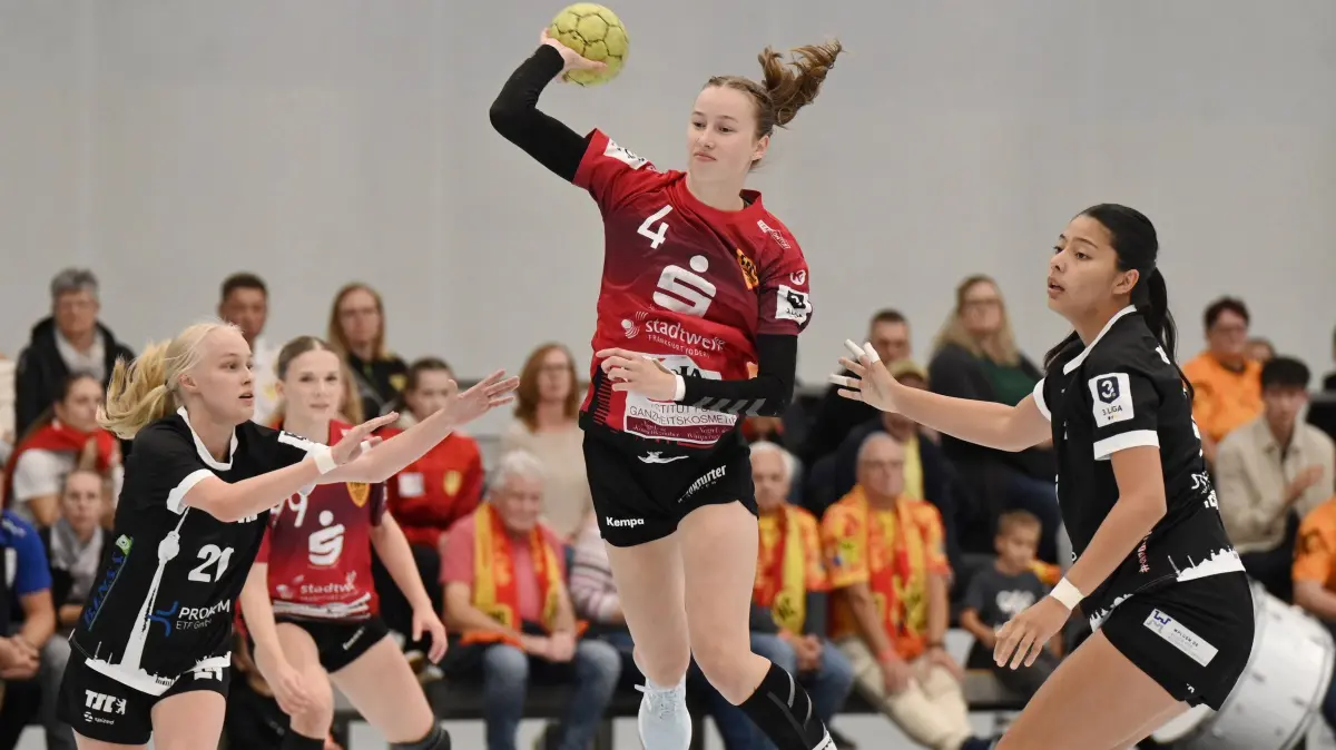 Fussball : Berlin, Frauen Handball 3. Liga, Berliner TSC - Frankfurter HC, Jolene Preussler zwischen Lilli Emilia Verworn und Ryleene Mae Teodoro r. und Cosina Cheyenne Hermann h.
FOTO BENK 15.09.2024