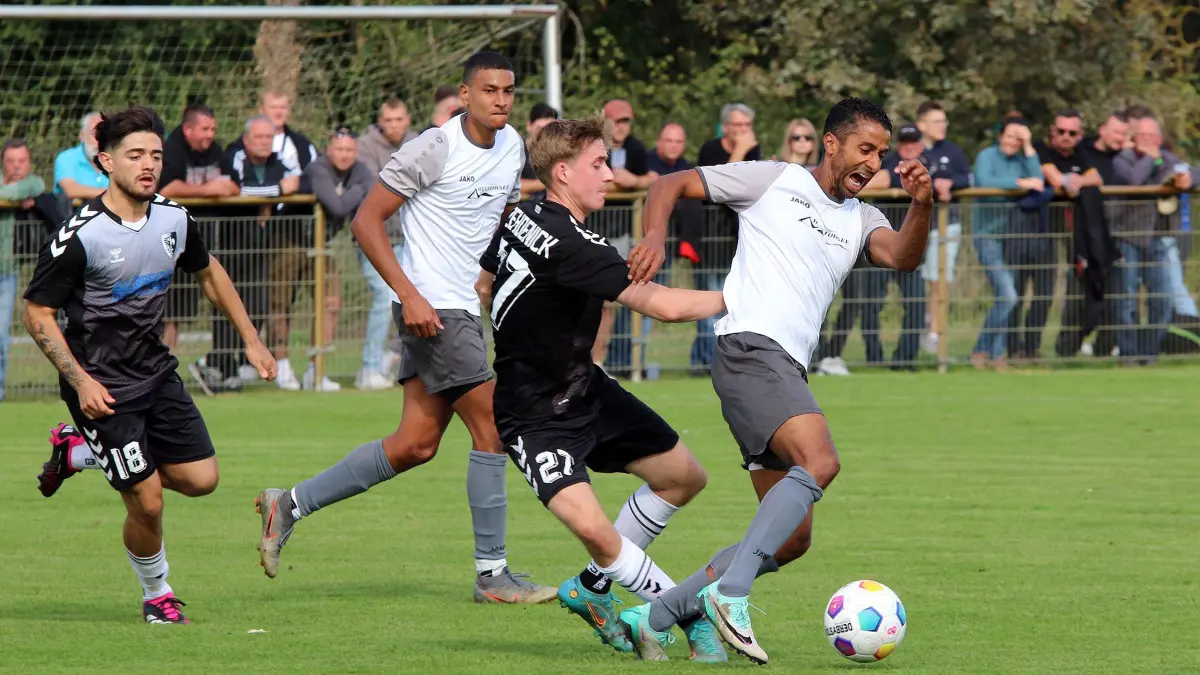 Die Brüder Ceif Ben-Abdallah (rechts) und Iheb Ben-Abdallah sorgen mit dem SV Altlüdersdorf in der Fußball-Brandenburgliga für Furore. Nach dem Heimsieg gegen den SV Zehdenick am Sonntag (15. September) steht der Aufsteiger auf Platz 1 der Tabelle.