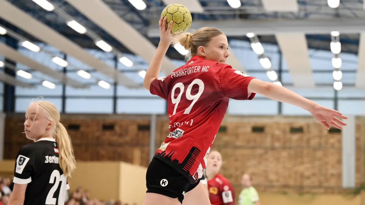 Fussball : Berlin, Frauen Handball 3. Liga, Berliner TSC - Frankfurter HC, Cosima Cheyenne Hermann vor Lilli Emilia Verworn
FOTO BENK 15.09.2024