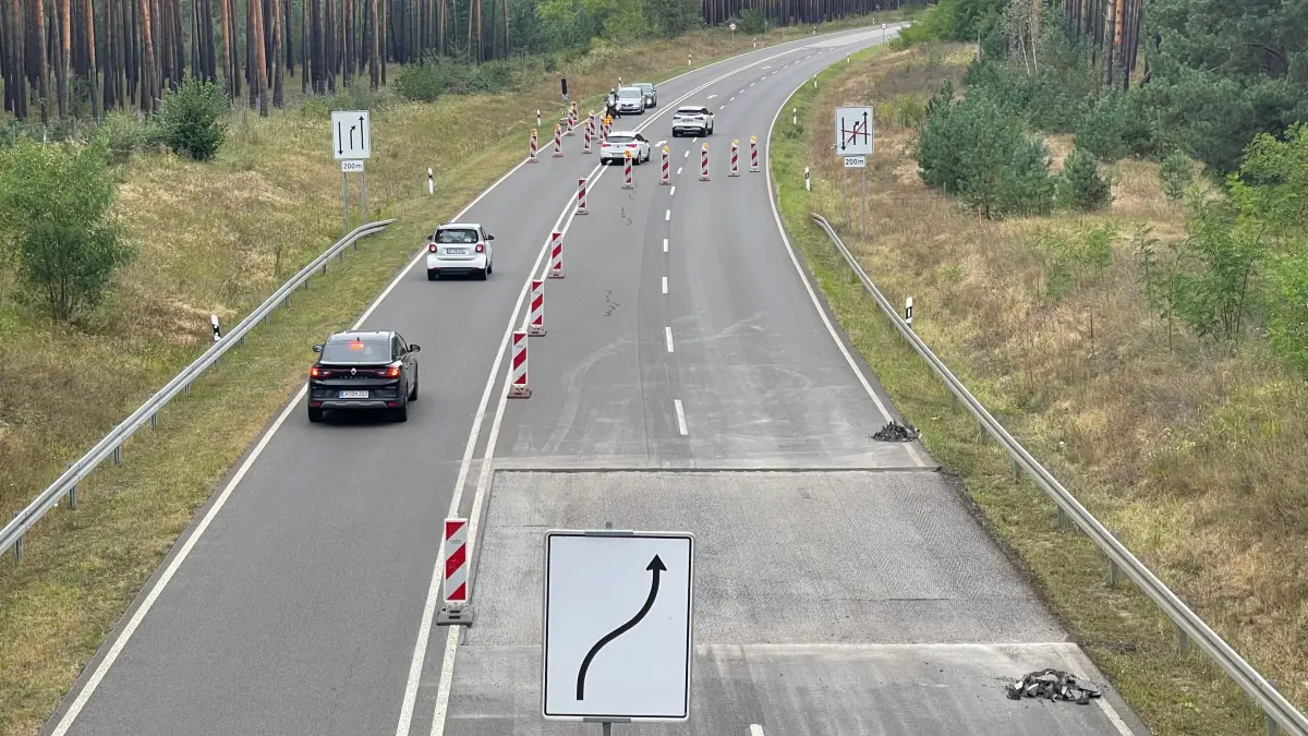 Auf der B112 kann derzeit nur eine Fahrbahnspur genutzt werden. Wie lange wird der Verkehr noch durch eine Ampel geregelt?