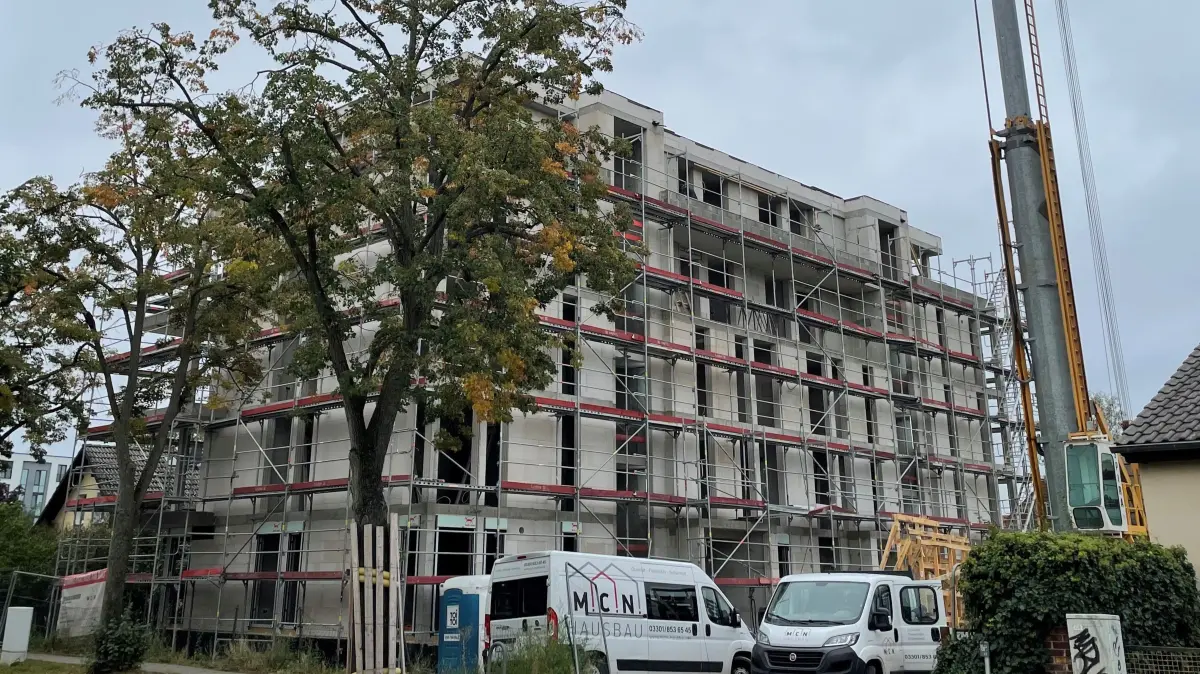 Der Rohbau steht in der Walther-Bothe-Straße 5 in Oranienburg. Bald werden die Fenster eingesetzt. Wenn alles planmäßig verläuft, kann ab Januar 2025 vermietet werden.