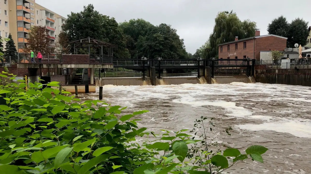 Die Spree in Spremberg führt derzeit viel Wasser. Die Stadt hat die Lage im Blick und einen Krisenstab einberufen.