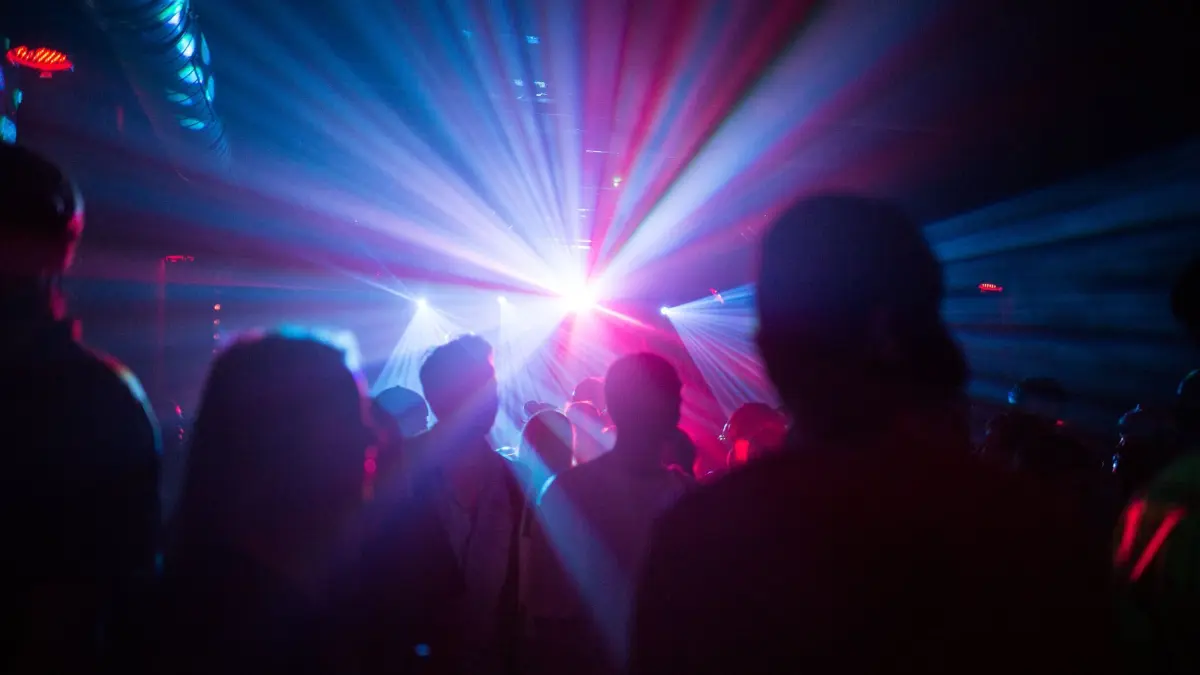 Nachtleben (Symbolbild): ARCHIV - 27.08.2016, NA, Berlin: Menschen feiern in einem Club (Symbolbild) (zu dpa: «Watergate-Club in Kreuzberg schließt Ende des Jahres») Foto: Sophia Kembowski/dpa +++ dpa-Bildfunk +++