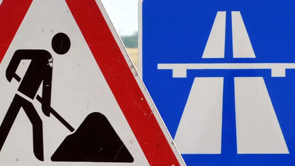 Autobahn: ARCHIV - 23.06.2010, Thüringen, Sömmerda: ILLUSTRATION - Ein Baustellenschild ist vor einem Autobahnschild platziert. (zu dpa: «A24-Anschlussstelle Wittenburg in Richtung Hamburg gesperrt») Foto: Martin Schutt/dpa-Zentralbild/dpa +++ dpa-Bildfunk +++