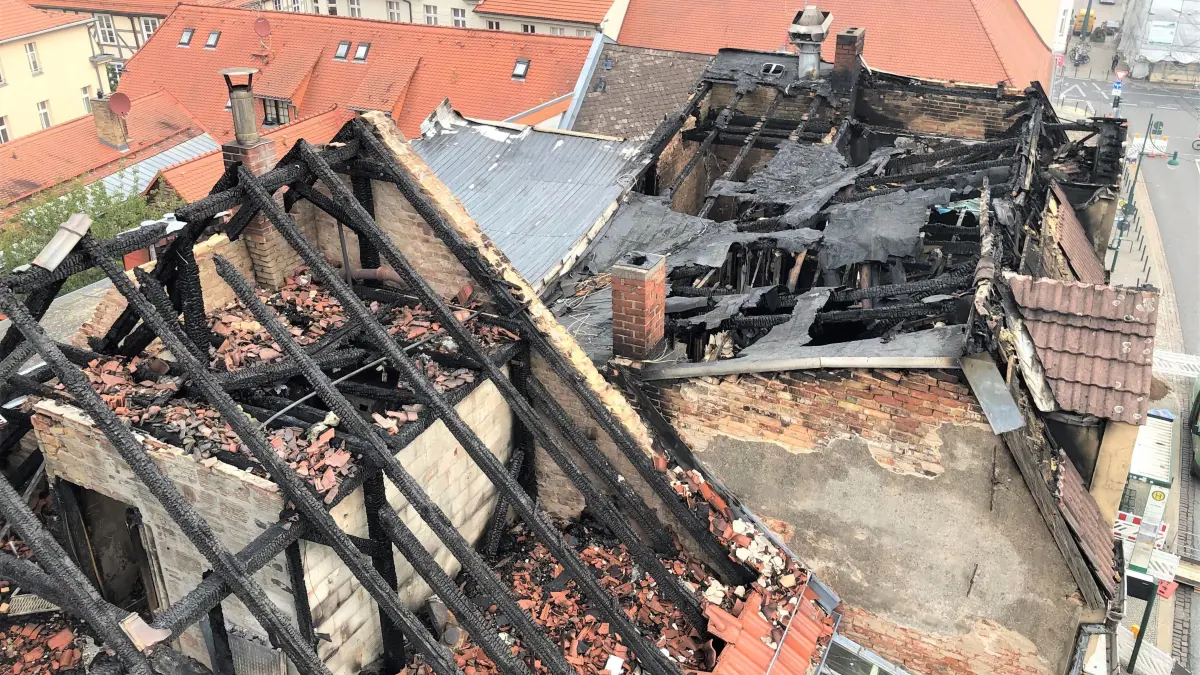 Das Ausmaß der Zerstörung durch den Brand in Eberswalde wird aus der Vogelperspektive besonders drastisch sichtbar. Die Dachstühle der beiden von der Feuersbrunst besonders betroffenen Wohn- und Geschäftshäuser an der Friedrich-Ebert-Straße sind den Flammen nahezu vollständig zum Opfer gefallen.