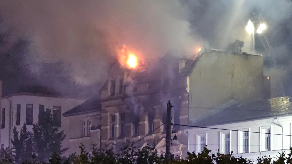 In der Nacht zu Sonntag, 15. September, brennt in Eberswalde ein Geschäftshaus lichterloh. Zwei Menschen sterben in dem Inferno.