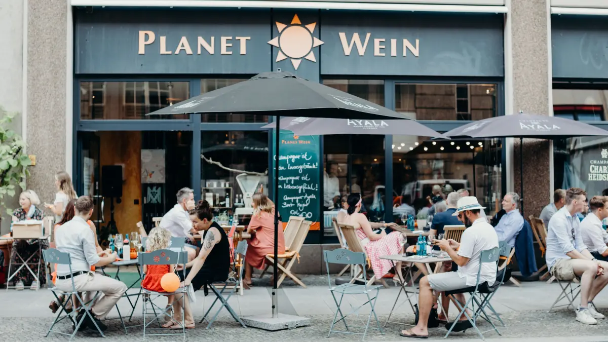 Der Weinladen Planet Wein in der Nähe des Gendarmenmarkts ist einer von 18 Weinläden in Berlin, der an der Aktionswoche French Affair der Berlin Food Week 2024 teilnimmt.