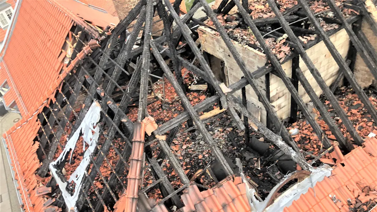Vom Feuer zerstört: In Eberswalde sind auch von diesem Dachstuhl eines der beiden Wohn- und Geschäftshäuser in der Friedrich-Ebert-Straße nur noch Fragmente übrig.