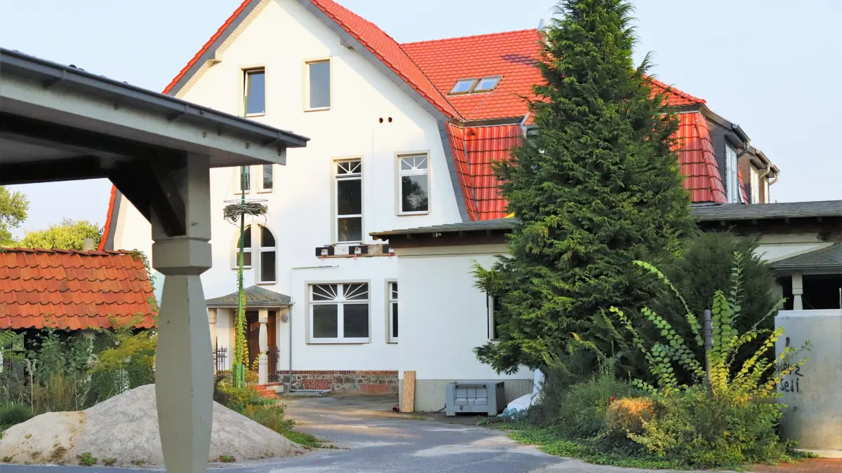 Das einstige Hotel Alte Eichen in Bad Saarow ist verwaist, das Bettenhaus nebenan eine Ruine. Wie geht es mit der Immobilie am Scharmützelsee weiter?