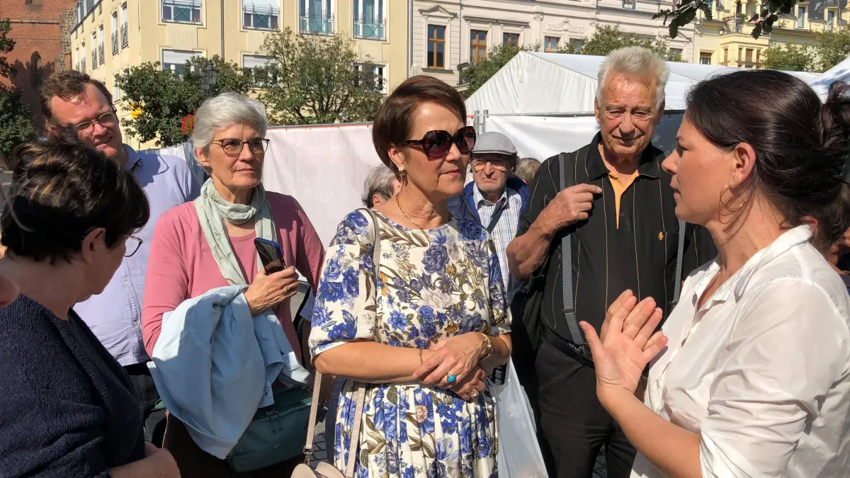 Außenministerin Annalena Baerbock kam beim Überraschungsbesuch auf dem Bernauer Marktplatz mit interessierten Bernauern ins Gespräch.