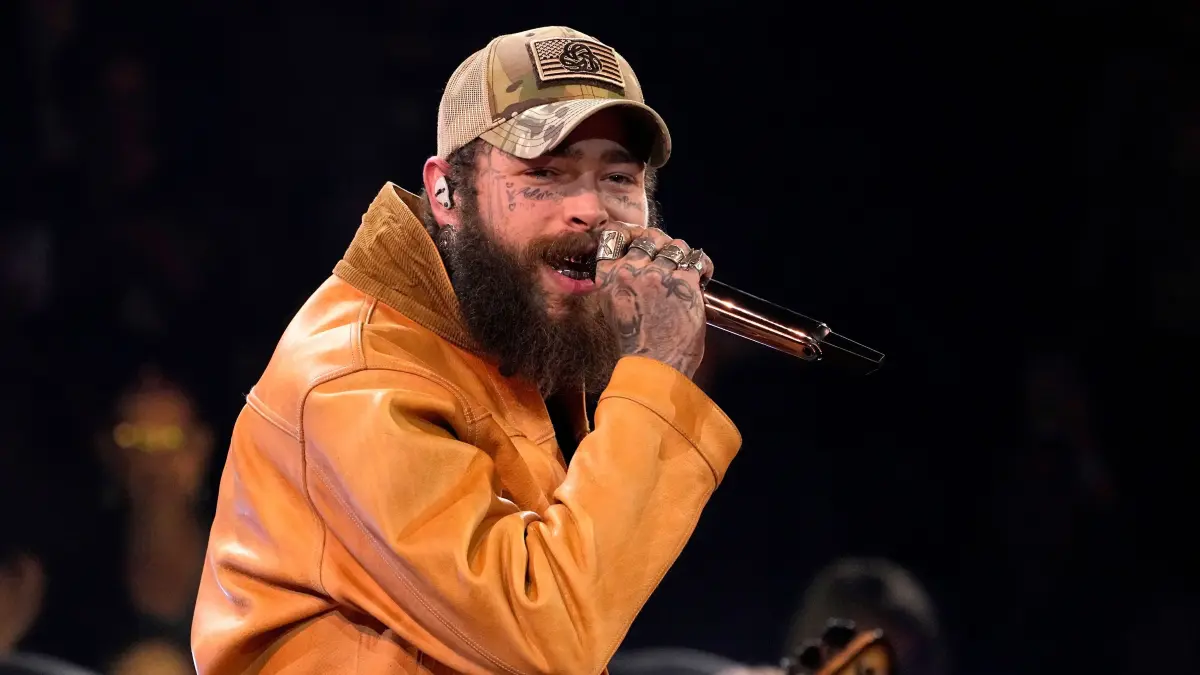 Post Malone, Musiker aus den USA, performt ein Medley bei den 57th Annual CMA Awards. (zu dpa: «Megan Thee Stallion moderiert MTV Video Music Awards») +++ dpa-Bildfunk +++