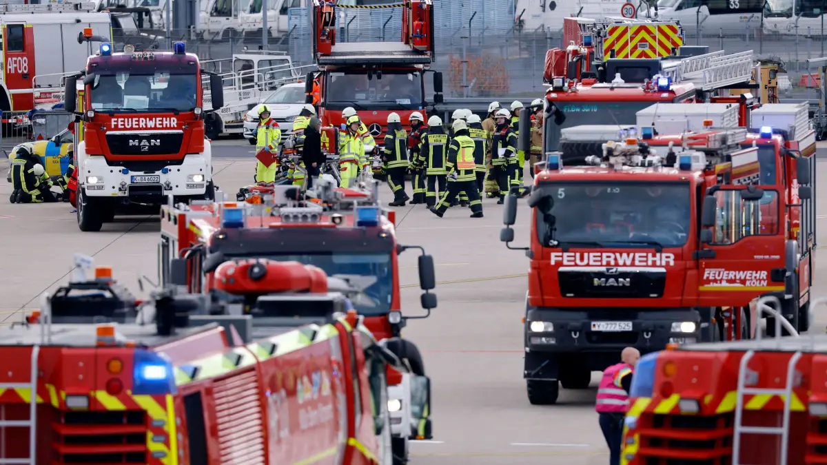 Einsatzkr?fte der gemeinsamen ICAO-Notfall?bung des K?ln Bonn Airport gemeinsam mit der Bundeswehrfeuerwehr, der Feuerwe: Einsatzkr?fte der gemeinsamen ICAO-Notfall?bung des K?ln Bonn Airport gemeinsam mit der Bundeswehrfeuerwehr, der Feuerwehr der Stadt K?ln sowie der Landes- und Bundespolizei am K?ln Bonn Airport. Im Rahmen der ?bung wird die Kollision zweier Flugzeuge simuliert. Einsatzkr?fte retten Verletzte aus den Fliegern. Themenbild, Symbolbild K?ln, 04.11.2023 NRW Deutschland *** Emergency services at the joint ICAO emergency exercise at Cologne Bonn Airport together with the German Armed Forces Fire Service, the City of Cologne Fire Service and the state and federal police at Cologne Bonn Airport The exercise simulates the collision of two aircraft Emergency services rescue injured people from the aircraft Themed image, symbolic image Colo Copyright: xChristophxHardtx