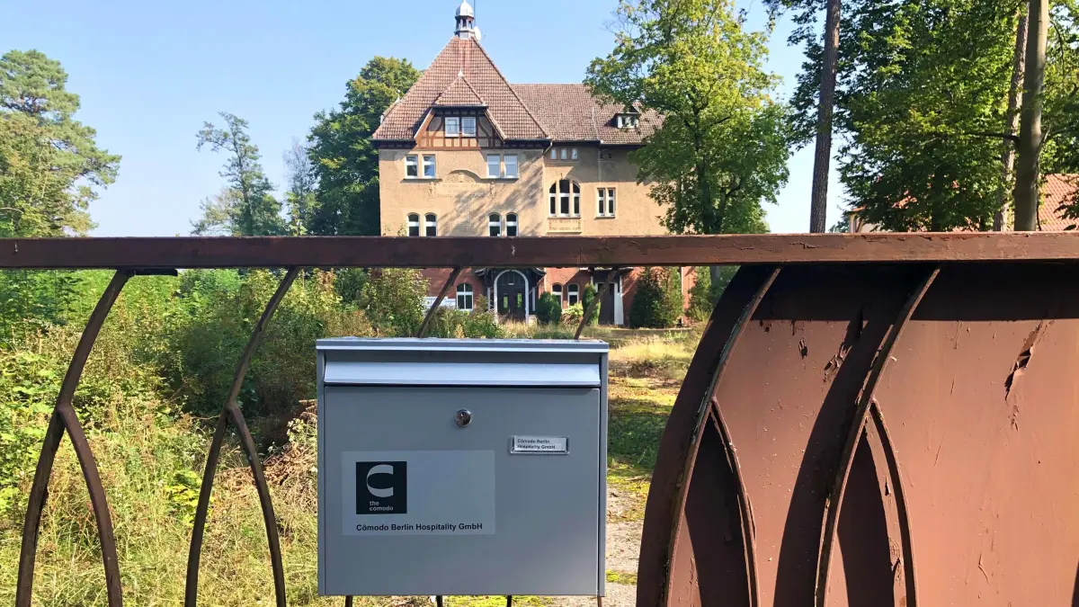 Nachdem der Landkreis Oder-Spree ein großes Geheimnis um den Verkauf der Villa am See in Storkow-Hubertushöhe gemacht hat, outete sich die neue Eigentümerin selbst.